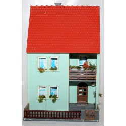 Błękitny piętrowy domek zabudowy szeregowej - Auhagen